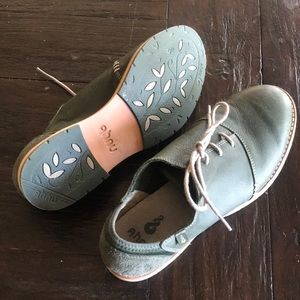 Ahnu green leather oxford shoes, size 7.5